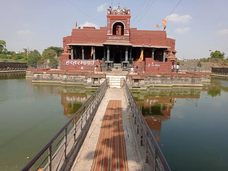 Kolhapur to Beed Cab