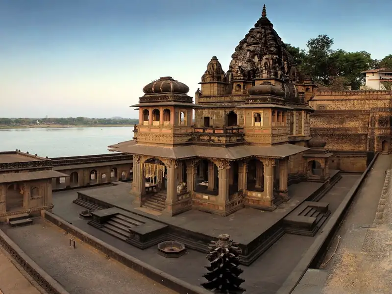 Kolhapur to Maheshwar Cab