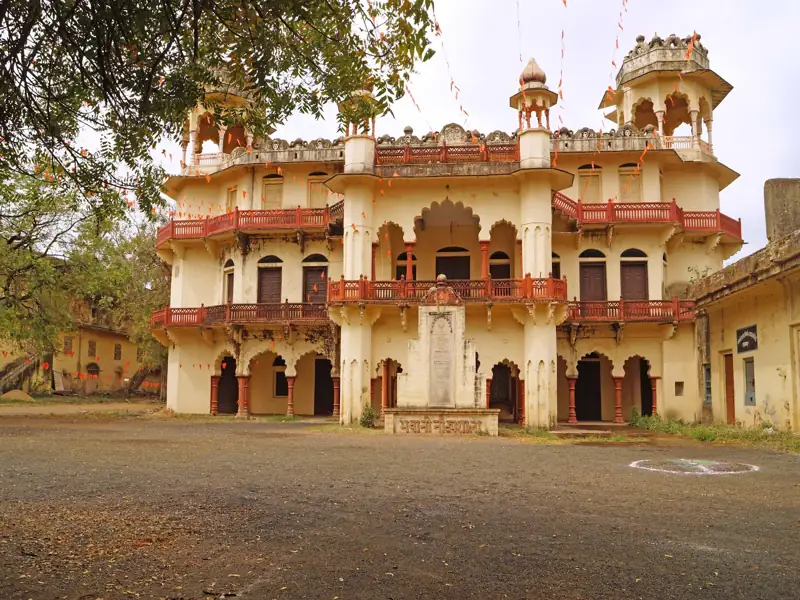 Ahmedabad to Jhalavad Cab