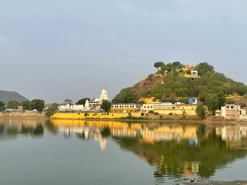 Bhuj to Galiakot Cab