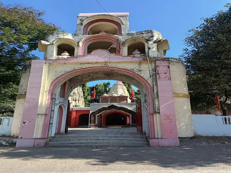 Gandhinagar to Mhow Cab