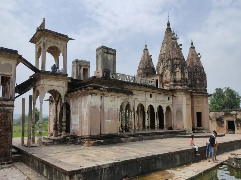 Surat to Chitrakoot Cab