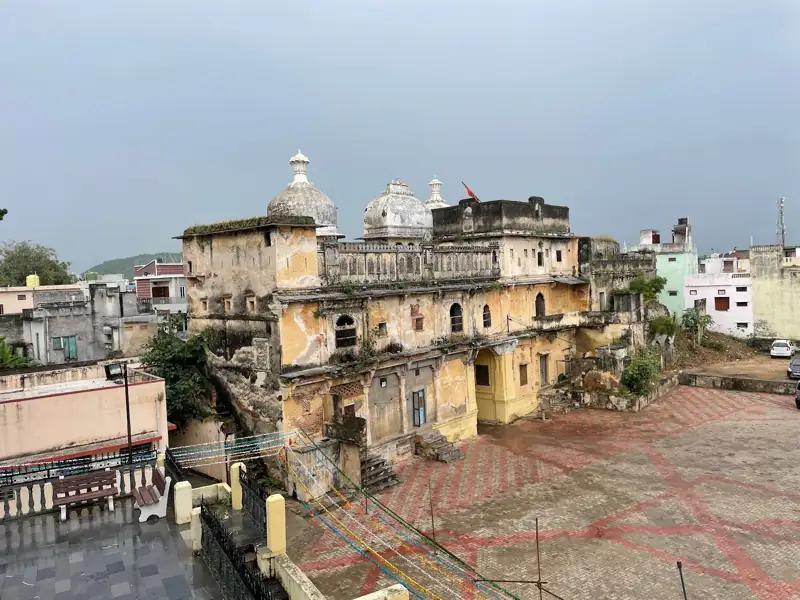 Vadodara to Salumbar Cab