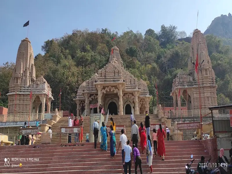 Konark to Dongargarh Cab